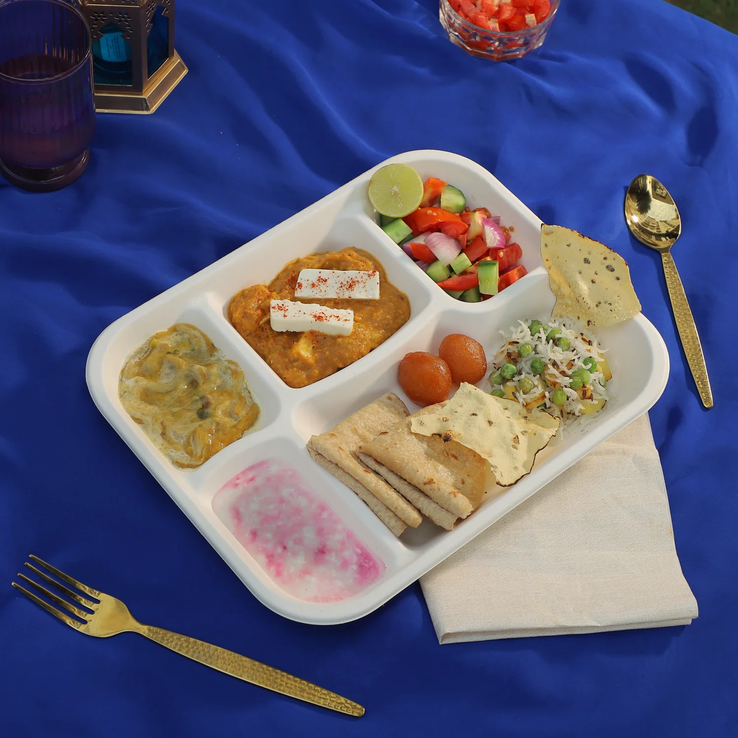 foods placed in sugarcane bagasse meal tray by eco healthware